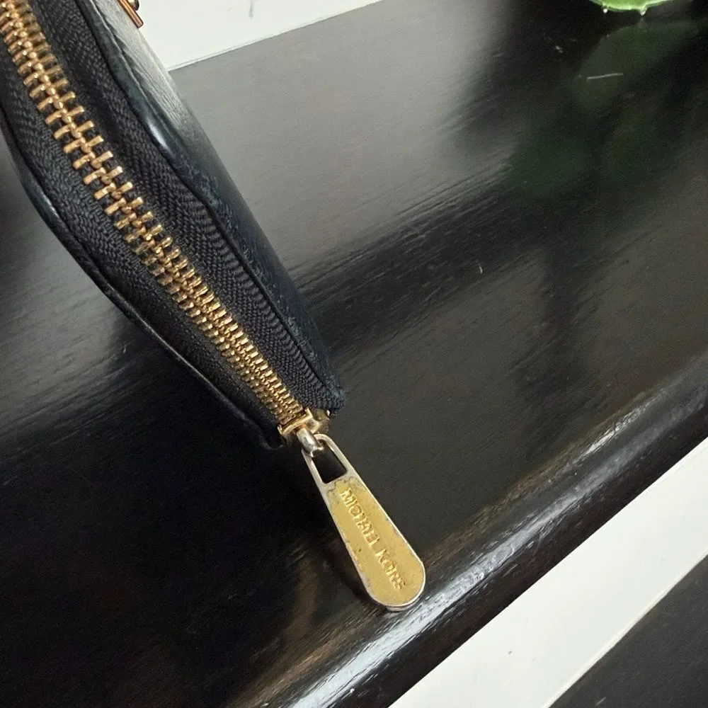 Michael Kors Genuine Leather Zip Wallet Clutch Clean Classic Versatile